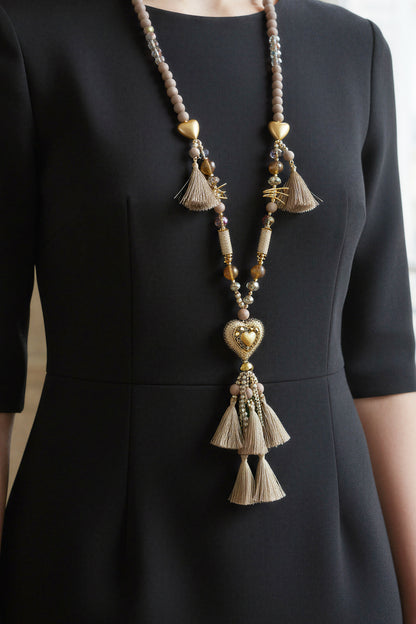 Lange Kette mit Herzanhänger Taupe Gold