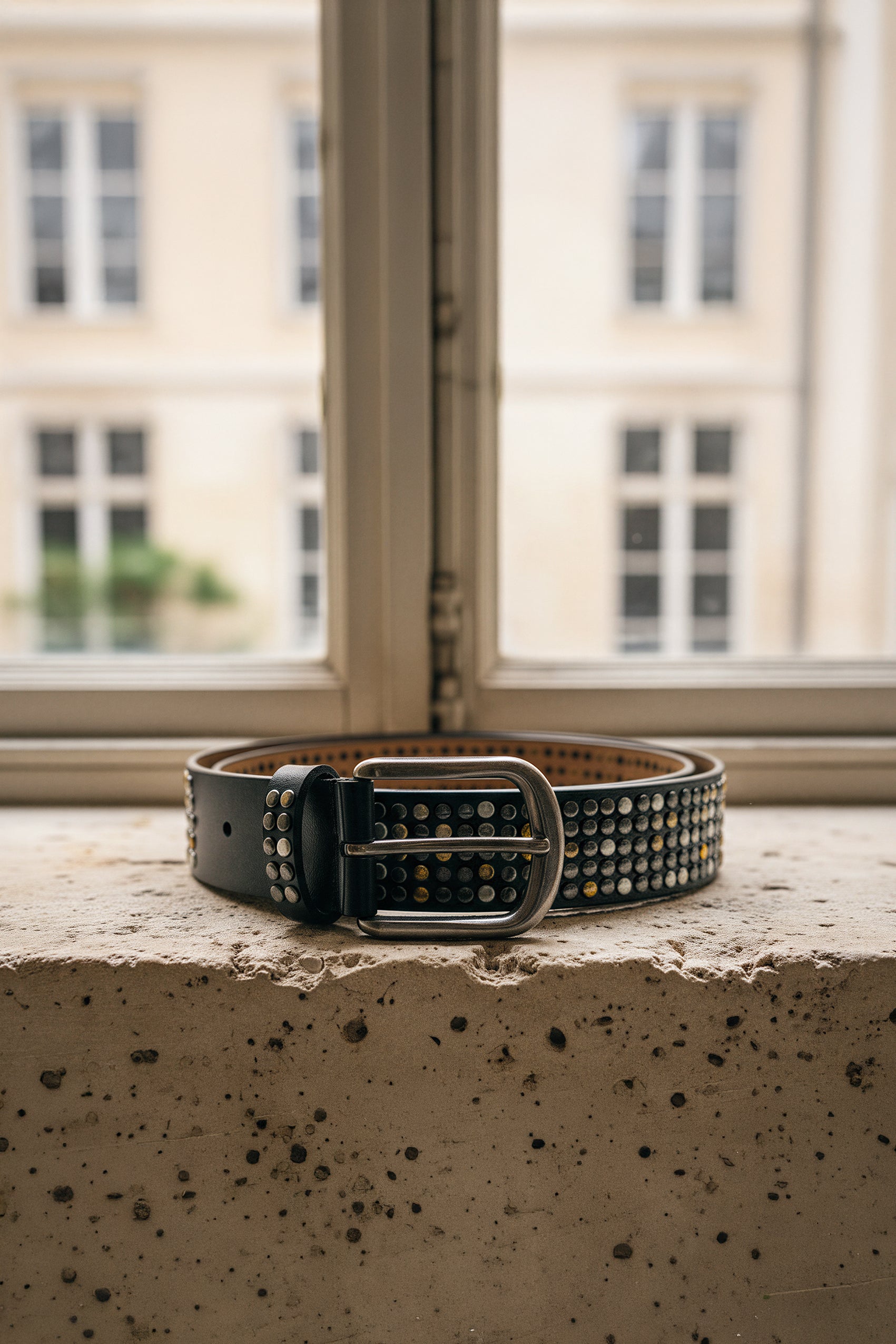 Ledergürtel mit Nieten besetzt