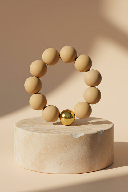 Armband aus Acryl mit goldfarbener Kugel