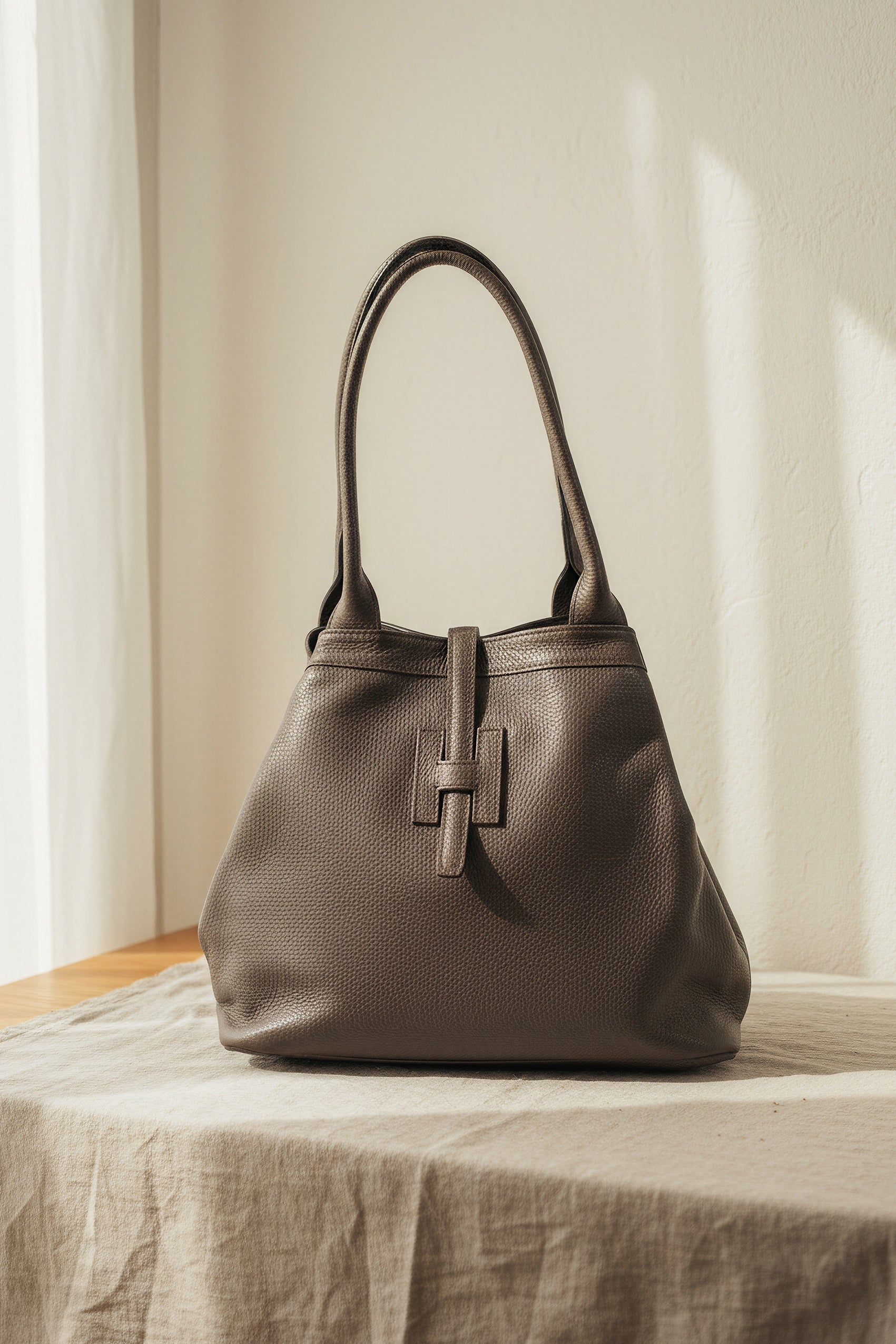 Shopper aus genarbtem Echt-Leder in Dunkelbraun