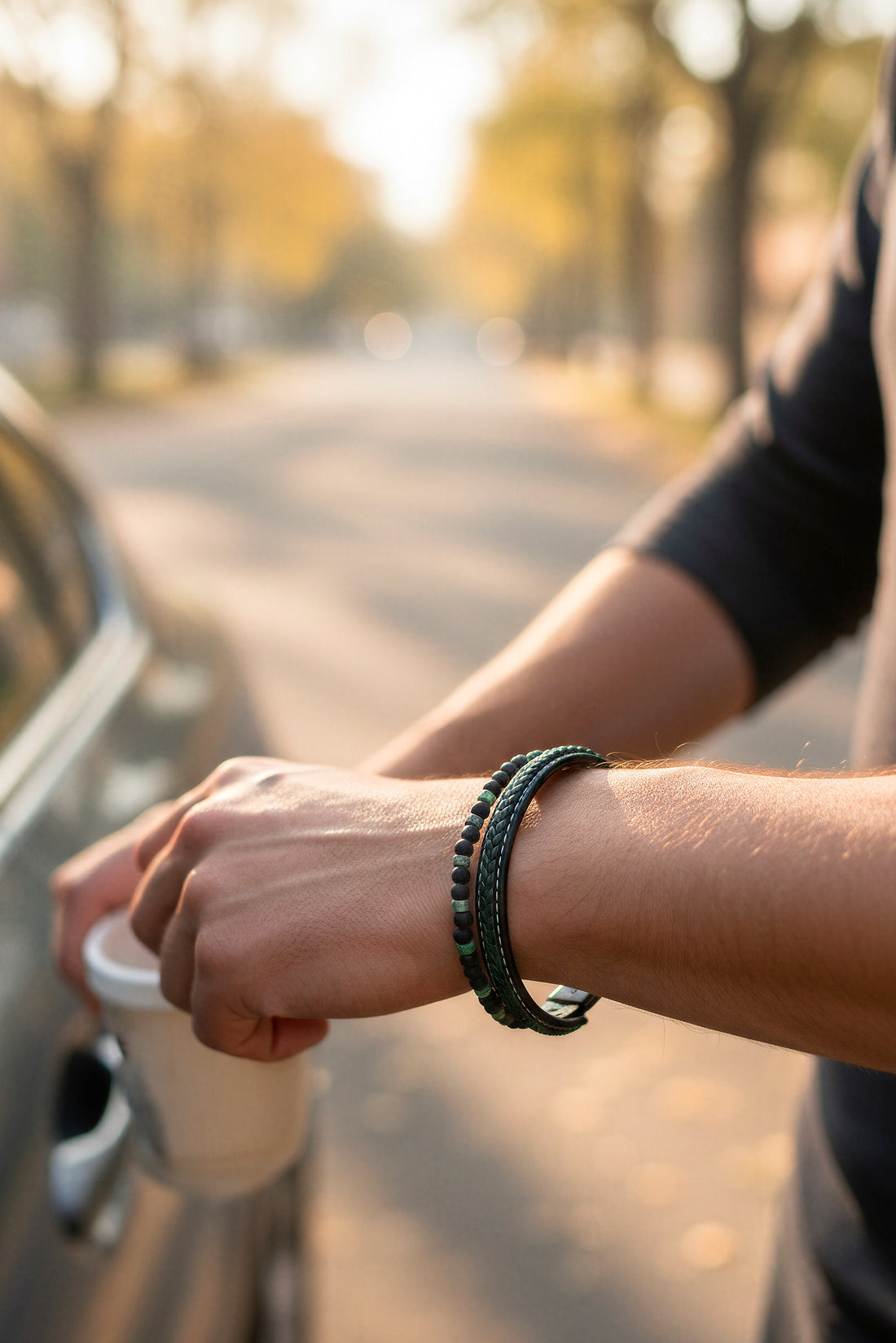 Herrenarmband mit Steinperlen und Kunstlederband, schwarz-grün