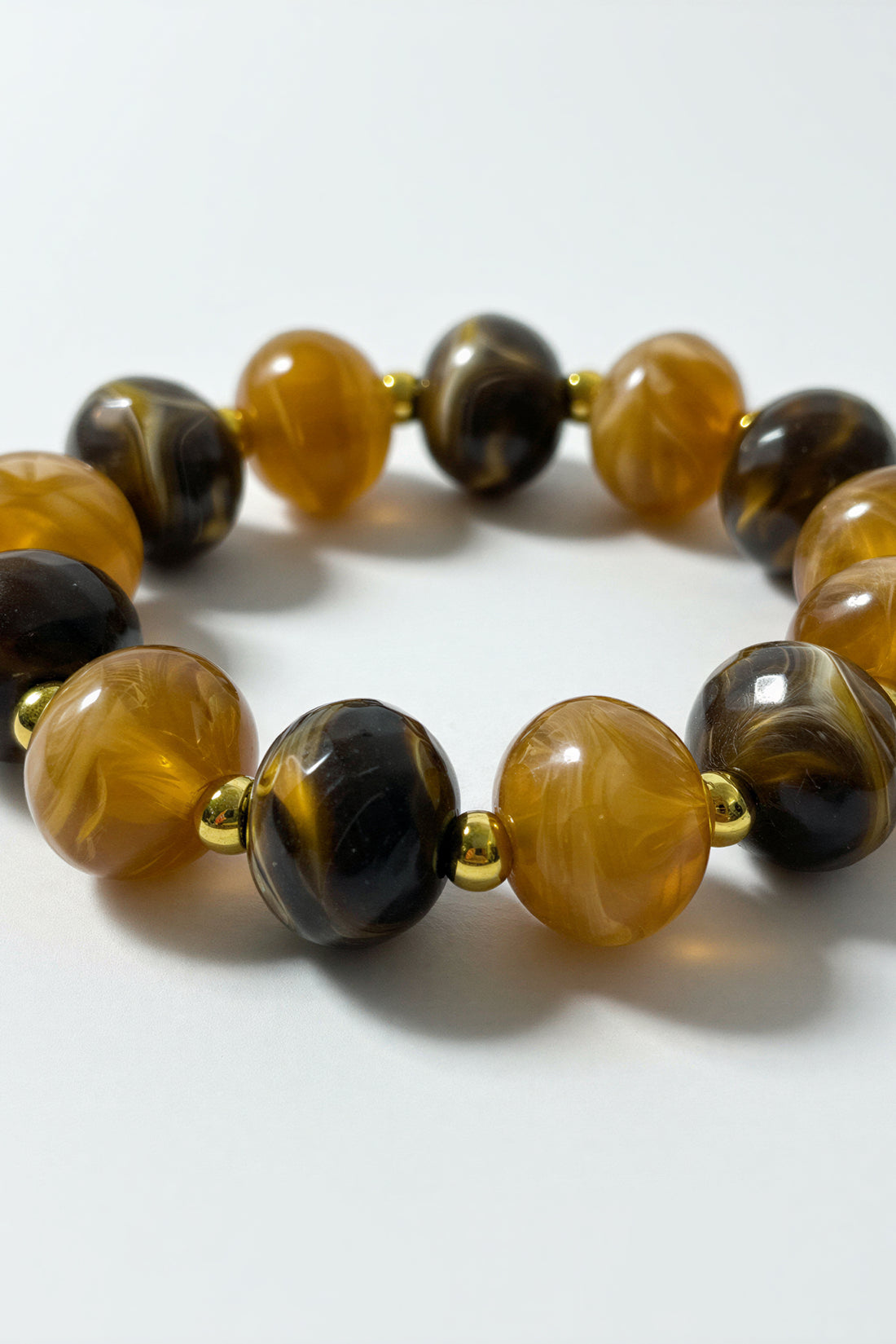 Armband mit Acryl-Perlen in Braun-Caramel mit Golddetails