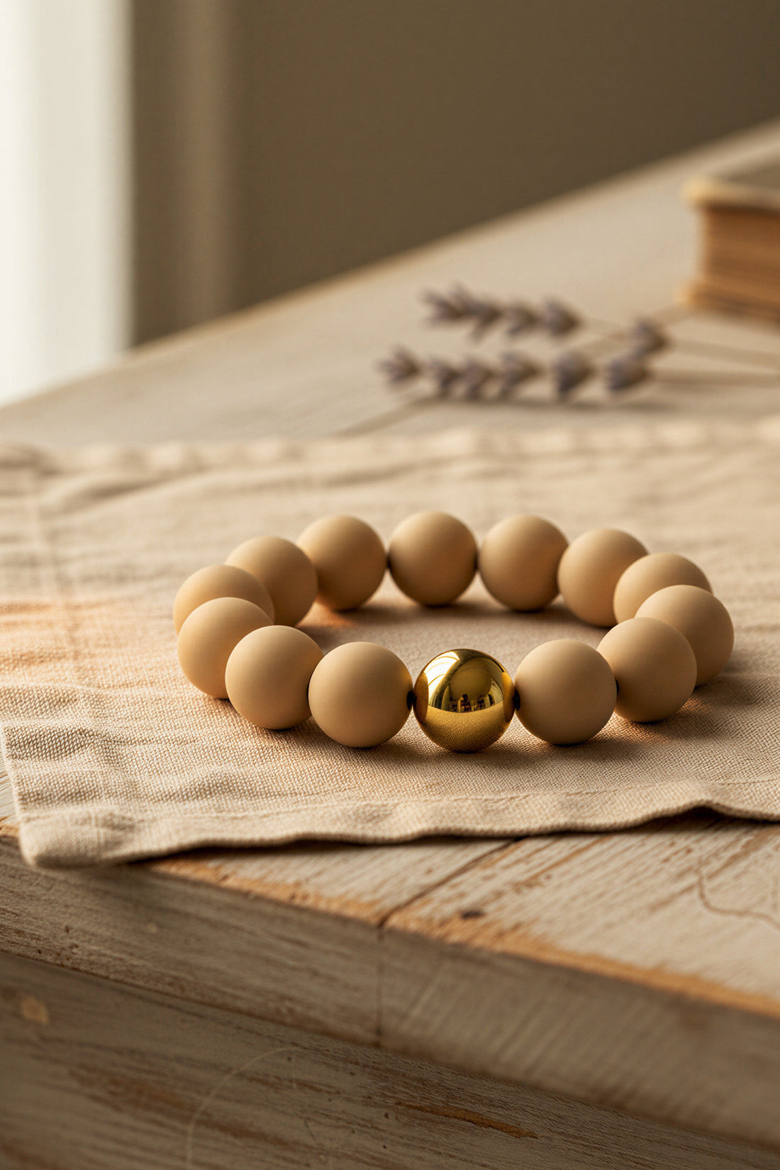 Armband aus Acryl mit goldfarbener Kugel