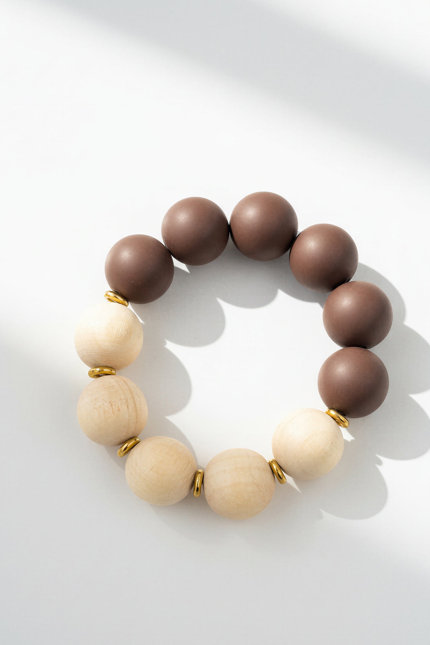 Perlenarmband aus Holzperlen