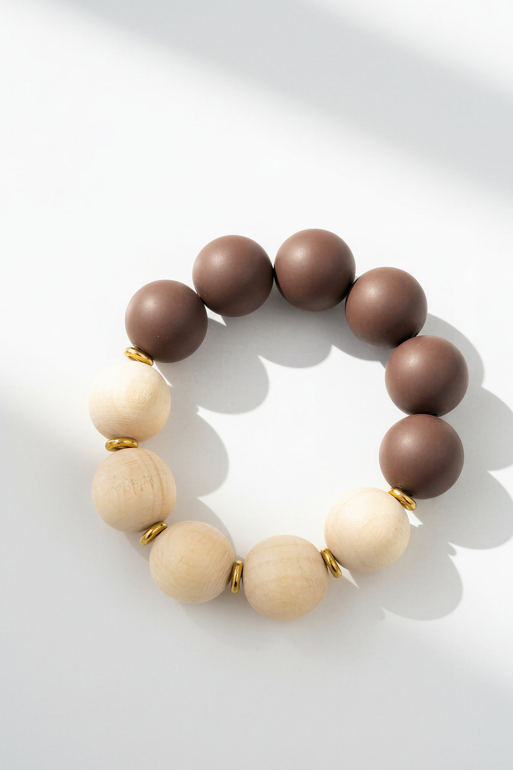 Perlenarmband aus Holzperlen