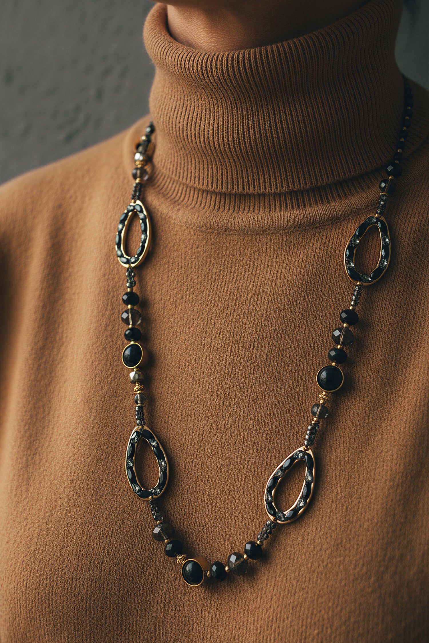 Elegante Gliederkette mit schwarzen Schmucksteinen und goldenen Oval-Elementen