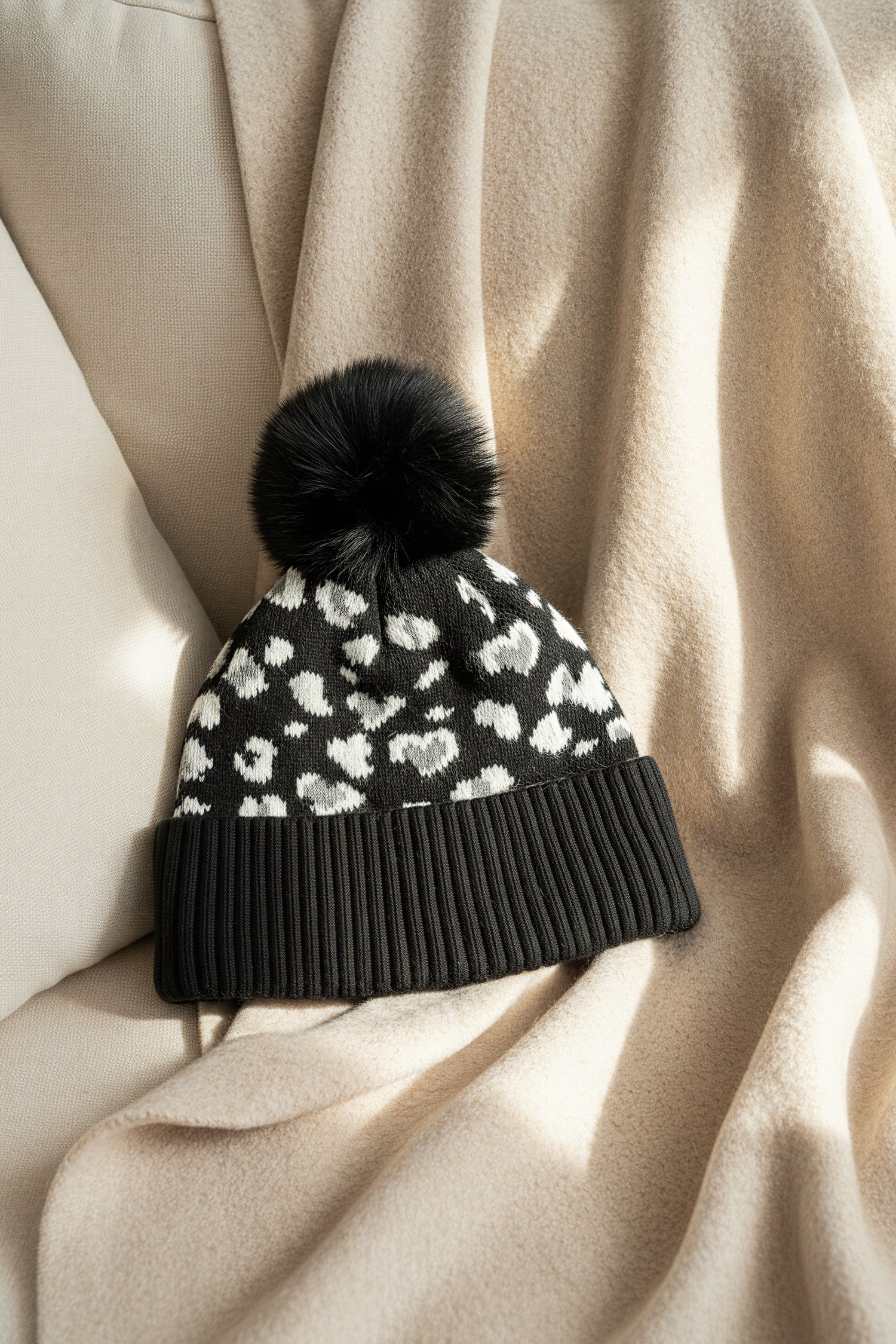 Mütze mit Leo-Muster, schwarz