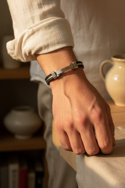 Schwarzes Kunstlederarmband mit Edelstahlplatte