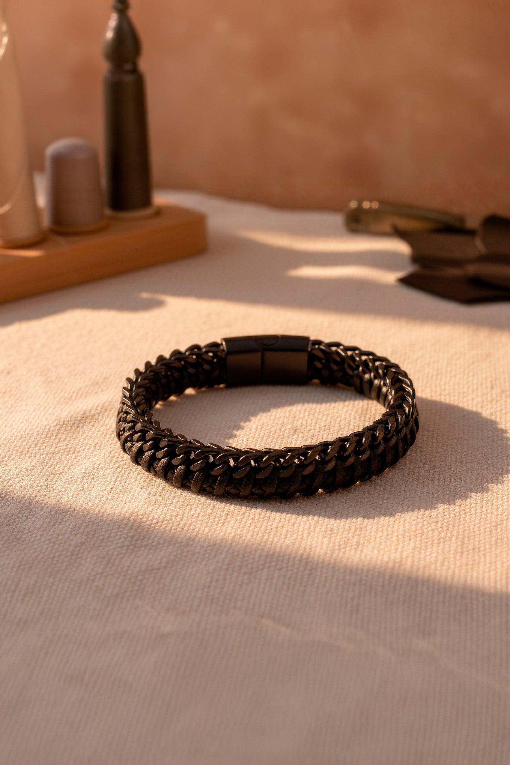 Geflochtenes Kunstlederarmband mit Edelstahlverschluss, schwarz