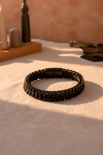 Geflochtenes Kunstlederarmband mit Edelstahlverschluss, schwarz