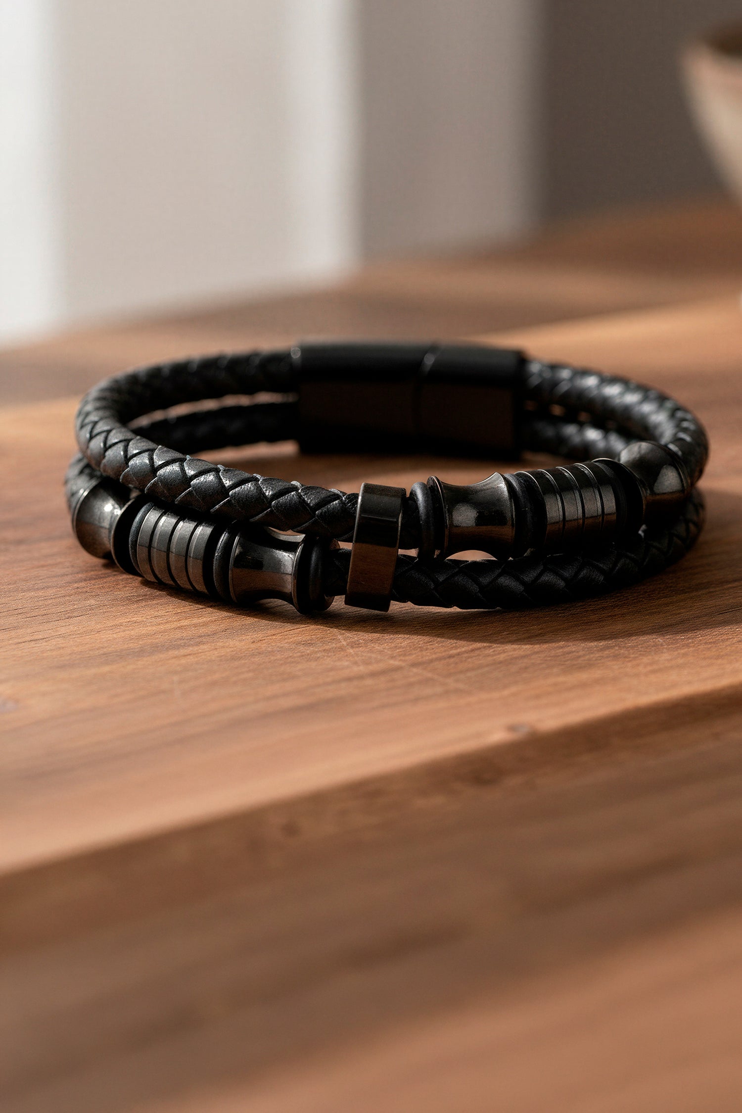 Armband aus Kunstleder mit Edelstahlverschluss, schwarz