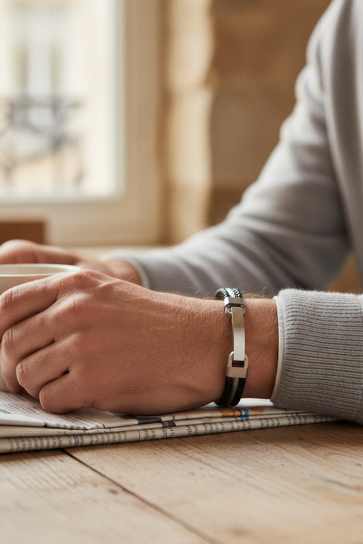 Schwarzes Kunstlederarmband mit Edelstahlplatte